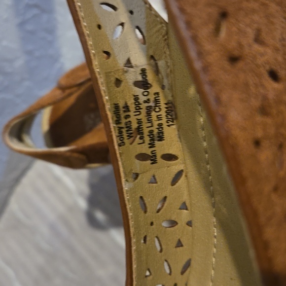 Kenneth Cole Reaction. Size 9. Brown heels - Picture 8 of 13